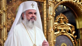 O fotografie trucată cu Patriarhul Daniel venind într-o limuzină aurită la inaugurarea Catedralei Mântuirii Neamului a creat isterie pe Internet