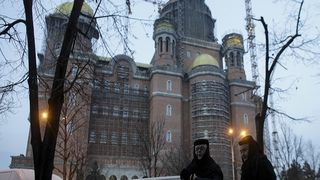 Ce scrie presa internaţională despre Catedrala Mântuirii Neamului. Jurnaliştii străini scriu despre costuri, kitsch şi îmbrâncelile din ziua sfinţirii lăcaşului de cult