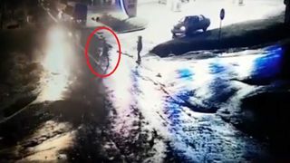 Accident mortal filmat &icirc;n D&acirc;mboviţa. O femeie e spulberată chiar sub ochii fiicei ei