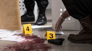 Poliţistul care l-a &icirc;mpuşcat pe cetăţeanul irakian care şi-a ucis soţia şi soacra s-a ales cu dosar penal pentru omor! Detalii