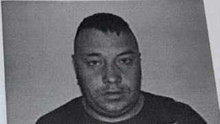 Deţinutul care a evadat din penitenciarul Craiova şoca Italia &icirc;n urmă cu c&acirc;ţiva ani.  A vrut să-şi taie g&acirc;tul &icirc;n faţa unei şcoli