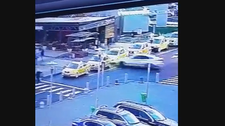 Accident devastator &icirc;n parcarea unui mall din Bucureşti! A scăpat maşina de sub control şi a făcut praf două taxiuri. Mai mulţi pietoni au scăpat ca prin urechile acului! VIDEO