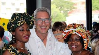 Andrei Zaharescu se distrează de minune în Africa de Sud! Consulul României la Cape Town a fost cu iubita sa la o petrecere dedicată diplomaţilor!