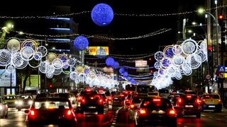 Capitala se pregăteşte să &icirc;mbrace straie de sărbătoare. C&acirc;nd se aprind luminiţele de Crăciun
