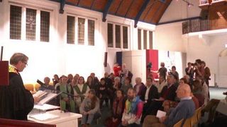 &Icirc;ntr-o biserica din Olanda se ţine slujbă &icirc;n continuu, de 27 de zile! Scopul preoţilor este de a proteja o familie cu 3 copii de autorităţi