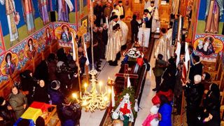 Gică, rom&acirc;nul ucis cu pietre de doi adolescenţi, &icirc;n Suedia, a fost &icirc;nmorm&acirc;ntat acasă, la Bacău. Modul şocant &icirc;n care şi-a găsit sf&acirc;rşitul. Cine a venit la slujbă