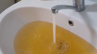 Oraşul din Rom&acirc;nia &icirc;n care locuitorii aruncă sute de lei lunar pe apa plată! Apa de la robinet este galbenă!