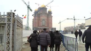 Rabdare si pastile, reteta succesului pentru batranii care asteapta sa intre in Catedrala Neamului! Cum arata cozile in a treia zi de la sfintire