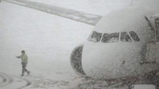 Probleme pe aeroport din cauza viscolului şi a ninsorilor abundente! Avioanele au avut &icirc;nt&acirc;rzieri semnificative