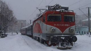 Traficul feroviar a fost dat peste cap din cauza viscolului şi a ninsorii! Anunţul CFR