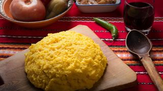 Ne m&acirc;ndrim cu sarmalele şi micii, dar nu avem, de fapt, nicio m&acirc;ncare tradiţională! Care este singurul preparat c&acirc;t de c&acirc;t autentic?