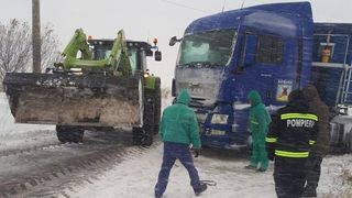 Situaţii de urgenţă &icirc;n ţară. Autorităţile intervin &icirc;n forţă, după ce două autotrenuri au derapat. Ce se &icirc;nt&acirc;mplă la faţa locului
