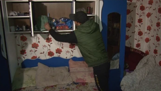 Aici locuiau cele cinci fetiţe din D&acirc;mboviţa care s-au intoxicat cu pastile! Locuinţa arată deplorabil, dar autorităţile spun că micuţele erau &icirc;ngrijite impecabili! Imagini greu de privit