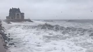 Vremea rea a închis porturile! Valurile Mării Negre au atins chiar şi 8 metri