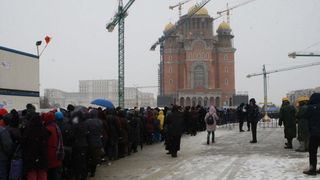 Credincioşii au &icirc;ndurat ninsoarea şi gerul pentru a intra &icirc;n Catedrala M&acirc;ntuirii Neamului! Cum arată &icirc;n acest moment cozile