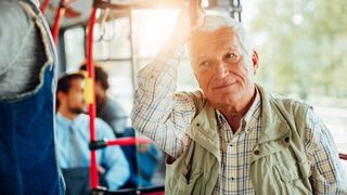 Pensionarii care circulă cu STB riscă amenzi enorme, chiar dacă au gratuitate! Absolut TOŢI trebuie să facă asta