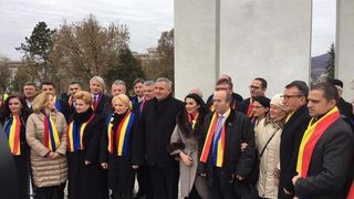 Guvernul Dăncilă, primit la Alba Iulia cu ostilitate! "Nenorociţilor, să vă fie ruşine!"
