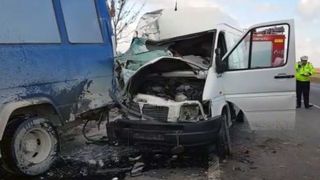 Accident cu trei victime &icirc;n Buzău, după ce un microbuz de persoane şi o dubiţă de marfă s-au ciocnit