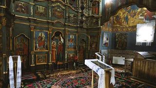 Ca la noi la nimeni. O "credincioasă" a fost prinsă de poliţişti, &icirc;n biserică, &icirc;n timp ce fura din genţile oamenilor