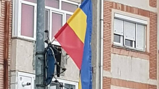 Tricolor arborat greşit la Haţeg, &icirc;n judeţul Hunedoara. Edilul dă vina pe firma care a confecţionat steagurile