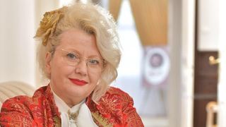 Soţia ministrului George Ivaşcu şi-a luat 4 apartamente în ultimii 3 ani! Alice Barb are venituri de sub 3.000 de lei pe lună!