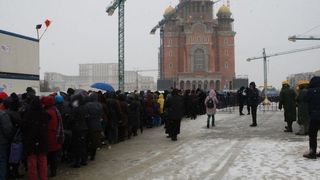 Ce se întâmplă acum la Catedrala Mântuirii Neamului? Credincioşii care stăteau la coadă au rupt gardurile jandarmilor