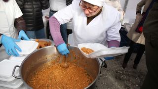 De 1 Decembrie se măn&acirc;ncă gratis fasole cu ciolan! &Icirc;n ce oraş autorităţile au fost cele mai darnice