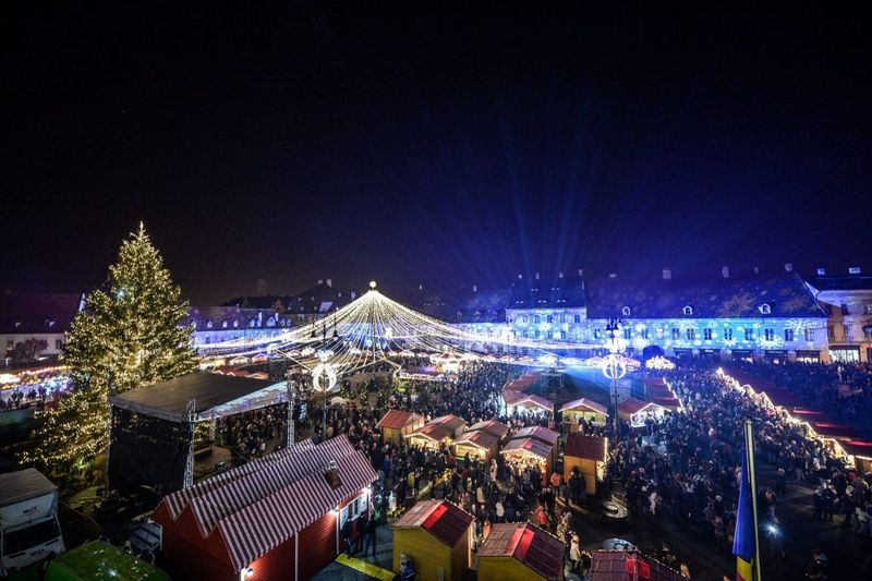 Iluminatul de Sarbatori in Sibiu a fost inaugurat cu Targul de Craciun