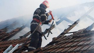 Clipe de groază pentru zeci de oameni care asistau la slujbă &icirc;ntr-o biserică din Buzău! Un incendiu a izbucnit &icirc;n lăcaşul de cult