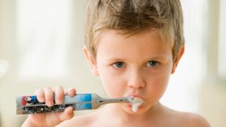 Un coregraf face Rom&acirc;nia să z&acirc;mbească sănătos! Cum? Aflaţi &icirc;ntr-un material emoţionant marca Ştirile Kanal D