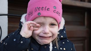 Revoltător! O fetiţă de patru ani din Buzău, dată afară de la serbarea de la grădiniţă pentru că părinţii nu au putut să-i cumpere costum popular