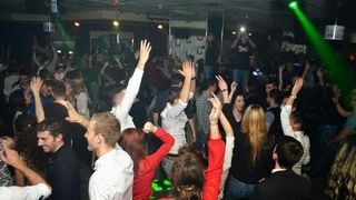 Panică într-un club din Constanţa, după ce un tânăr de 28 de ani a tras cu un pistol în mijlocul mulţimii