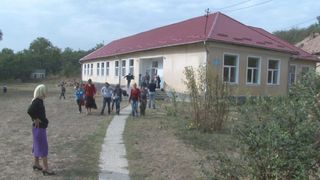 Angajaţii Primăriei au trecut la tăiat lemne &icirc;n Roznov! Cum a ajuns Primarul la această măsură disperată