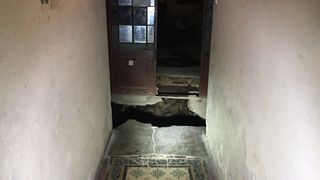 Planşeul unui bloc din Capitală s-a prăbuşit, iar accesul a fost BLOCAT. Locatarii, evacuaţi de la etaj cu autoscara  - Detalii şi imagini la Ştirile Kanal D de la ora 18:45!