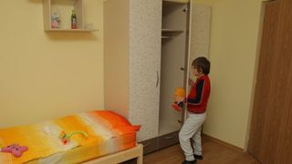 O fetiţă internată &icirc;ntr-un centru de plasament din Bucureşti a murit după ce a căzut un dulap peste ea! "Este vorba de crimă" - E &icirc;nfiorător ce s-a &icirc;nt&acirc;mplat