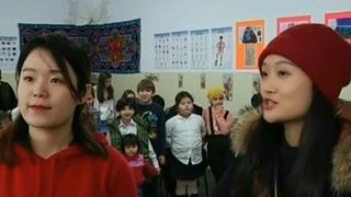 Două tinere din China s-au mutat la Constanţa pentru a-i &icirc;nvăţa pe elevi mandarina! Programul a fost pus la cale de către doi preoţi