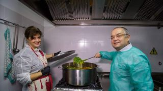 Emil Boc a împărţit, alături de câţiva tineri, mâncare caldă pentru nevoiaşii din Cluj