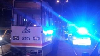 Accident &icirc;n Bucureşti! Au fost implicate două autoturisme şi un tramvai. Traficul este restricţionat