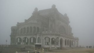 Vreme schimbătoare pe litoral! Constanţa a trecut brusc de la ceaţă la soare numai bun pentru plimbări pe faleză