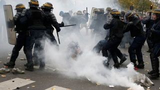 Protestele de la Paris continuă! Preşedintele Macron a fost huiduit &icirc;n cadrul unei ceremonii solemne