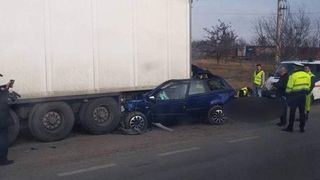 Un şofer a murit zdrobit în maşina sa după ce s-a ciocnit cu un TIR! Bărbatul era extrem de cunoscut în Arad!