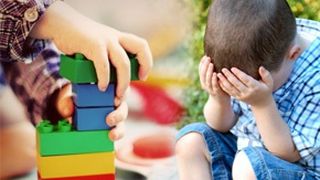 Scandal într-o grădiniţă din Vrancea! Educatoare, acuzată de părinţii unui copil de 3 ani că l-ar fi strâns de gât şi l-ar fi tras de organele genitale