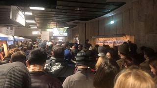 Haos la staţia de metrou Victoriei. Puhoiul de călători aşteaptă minute bune pentru a ieşi din subteran