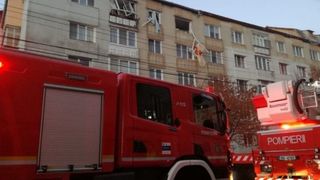 Tentativă de suicid, urmată de EXPLOZIE &icirc;ntr-un apartament din Bistriţa. Trei persoane, printre care şi un pompier, au fost rănite