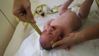 Primul copil din lume dezvoltat &icirc;ntr-un uter transplantat de la o femeie decedată. Cum arată nou-născutul care uluieşte medicina