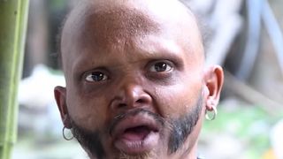 EL este bărbatul cu cea mai lungă limbă din lume! Este impresionant ce poate să facă