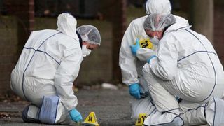 Poliţist şi iubita sa, descoperiţi morţi în casă la Oraviţa. Ar fi vorba de o crimă urmată de sinucidere