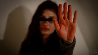 Copilă de 14 ani, bătută în mod sălbatic de propriul tată! Bărbatul a lovit-o până când sângele fetei a sărit pe pereţi!