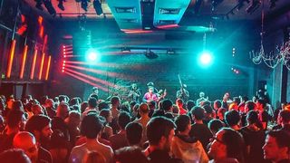 Se putea repeta tragedia din #Colectiv! Tavanul unui club din Bucureşti s-a prăbuşit aseară!