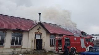 Clipe de groază la un liceu din Craiova! Peste 50 de elevi au fost evacuaţi, după ce a izbucnit un incendiu la acoperiş